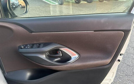 Toyota Yaris Cross, 2021 год, 1 650 000 рублей, 29 фотография