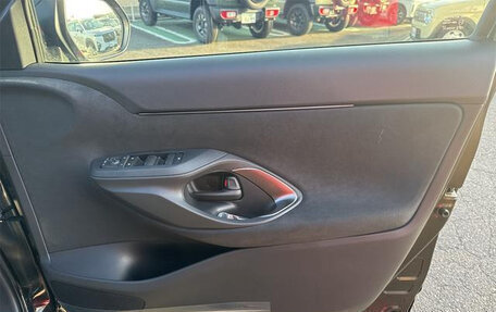 Toyota Yaris Cross, 2024 год, 2 030 000 рублей, 32 фотография