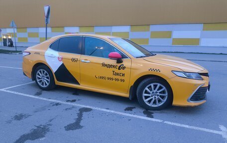 Toyota Camry, 2021 год, 1 700 000 рублей, 3 фотография