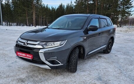 Mitsubishi Outlander III рестайлинг 3, 2018 год, 1 800 000 рублей, 2 фотография