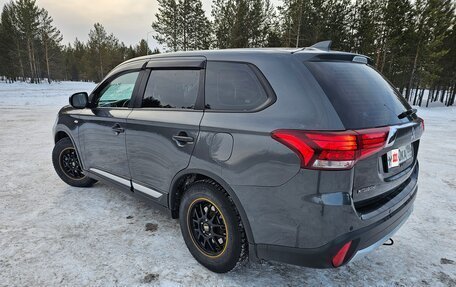 Mitsubishi Outlander III рестайлинг 3, 2018 год, 1 800 000 рублей, 8 фотография