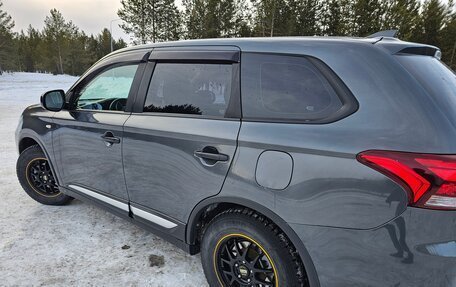 Mitsubishi Outlander III рестайлинг 3, 2018 год, 1 800 000 рублей, 9 фотография