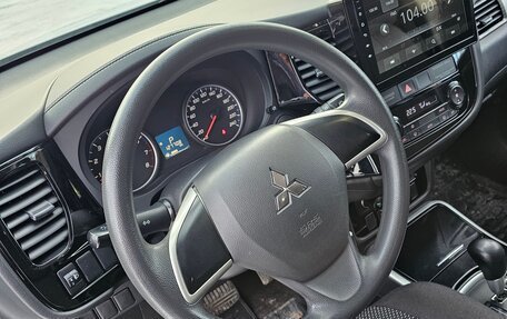 Mitsubishi Outlander III рестайлинг 3, 2018 год, 1 800 000 рублей, 19 фотография