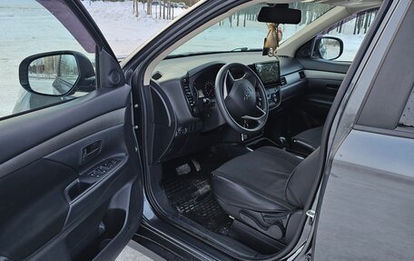 Mitsubishi Outlander III рестайлинг 3, 2018 год, 1 800 000 рублей, 17 фотография