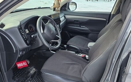 Mitsubishi Outlander III рестайлинг 3, 2018 год, 1 800 000 рублей, 18 фотография