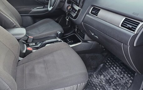 Mitsubishi Outlander III рестайлинг 3, 2018 год, 1 800 000 рублей, 28 фотография