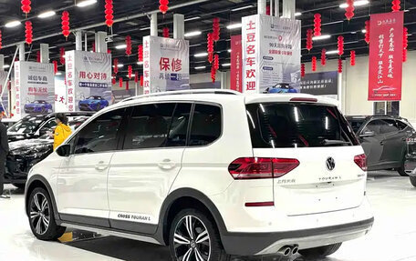 Volkswagen Touran III, 2022 год, 1 790 000 рублей, 3 фотография