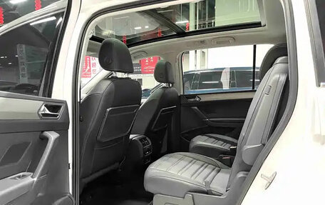 Volkswagen Touran III, 2022 год, 1 790 000 рублей, 10 фотография