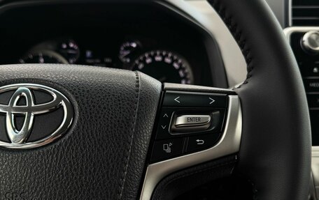 Toyota Land Cruiser Prado 150 рестайлинг 2, 2018 год, 4 990 000 рублей, 26 фотография