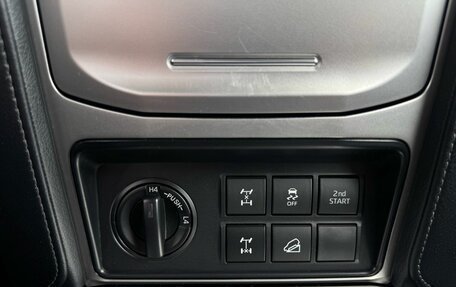 Toyota Land Cruiser Prado 150 рестайлинг 2, 2018 год, 4 990 000 рублей, 32 фотография