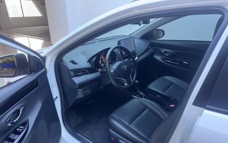 Toyota Yaris XP150 рестайлинг, 2022 год, 1 100 000 рублей, 5 фотография