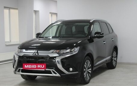 Mitsubishi Outlander III рестайлинг 3, 2021 год, 2 999 900 рублей, 3 фотография