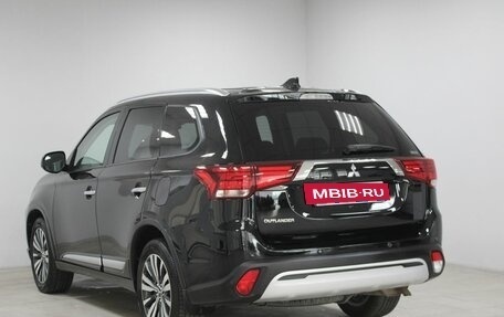 Mitsubishi Outlander III рестайлинг 3, 2021 год, 2 999 900 рублей, 4 фотография