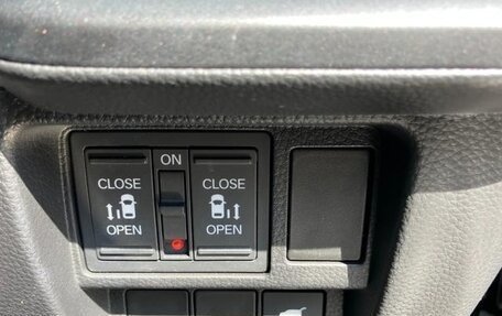 Honda Stepwgn, 2023 год, 2 350 000 рублей, 15 фотография