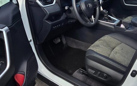 Toyota RAV4, 2024 год, 3 900 000 рублей, 3 фотография