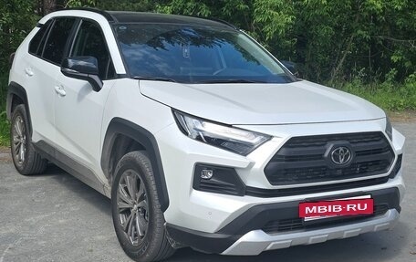 Toyota RAV4, 2024 год, 3 900 000 рублей, 2 фотография