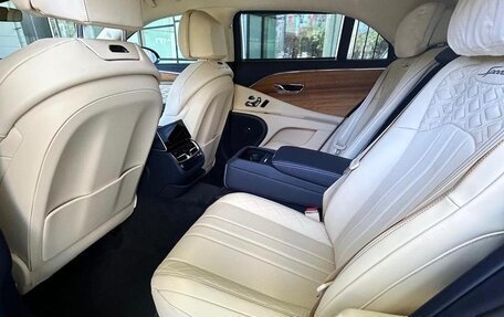 Bentley Flying Spur, 2024 год, 35 000 000 рублей, 13 фотография