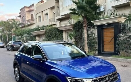 Volkswagen T-Roc I, 2022 год, 1 750 000 рублей, 2 фотография