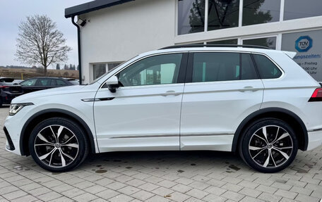 Volkswagen Tiguan, 2023 год, 3 633 999 рублей, 3 фотография