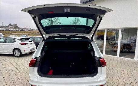 Volkswagen Tiguan, 2023 год, 3 633 999 рублей, 10 фотография