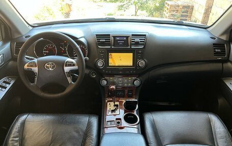 Toyota Highlander III, 2011 год, 1 650 000 рублей, 2 фотография