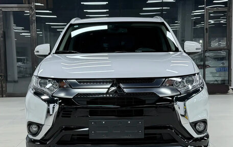 Mitsubishi Outlander III рестайлинг 3, 2022 год, 2 250 000 рублей, 3 фотография