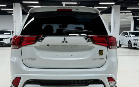 Mitsubishi Outlander III рестайлинг 3, 2022 год, 2 250 000 рублей, 4 фотография