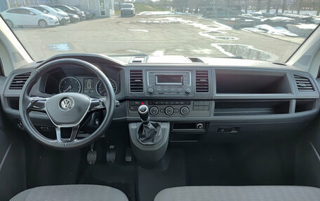 Volkswagen Caravelle T6 рестайлинг, 2018 год, 2 880 000 рублей, 14 фотография