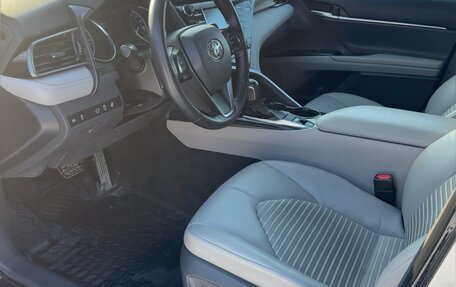 Toyota Camry, 2020 год, 2 800 000 рублей, 4 фотография