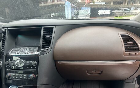 Infiniti QX70, 2014 год, 2 300 000 рублей, 10 фотография