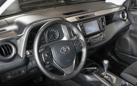 Toyota RAV4, 2017 год, 2 400 000 рублей, 5 фотография