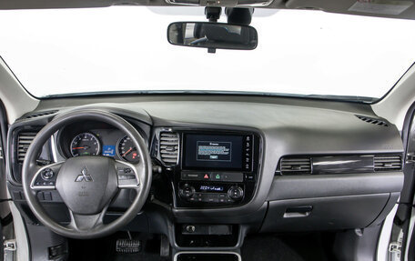 Mitsubishi Outlander III рестайлинг 3, 2022 год, 2 548 000 рублей, 10 фотография