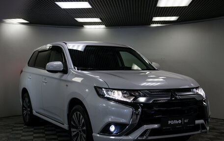Mitsubishi Outlander III рестайлинг 3, 2022 год, 2 548 000 рублей, 15 фотография