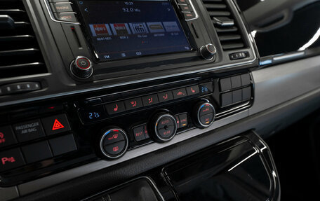 Volkswagen Multivan T6 рестайлинг, 2019 год, 4 000 000 рублей, 20 фотография