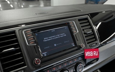 Volkswagen Multivan T6 рестайлинг, 2019 год, 4 000 000 рублей, 23 фотография