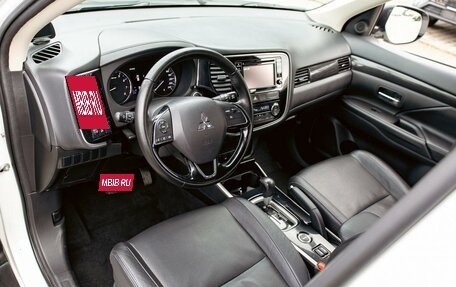 Mitsubishi Outlander III рестайлинг 3, 2018 год, 1 755 000 рублей, 13 фотография