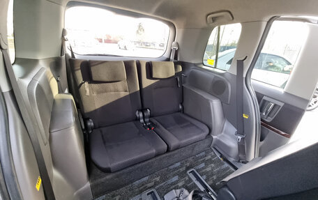 Toyota ISis I, 2010 год, 980 000 рублей, 16 фотография