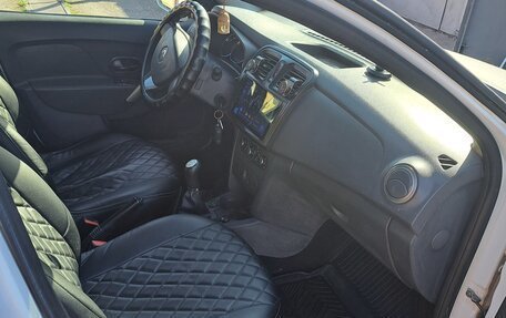 Renault Logan II, 2017 год, 850 000 рублей, 7 фотография