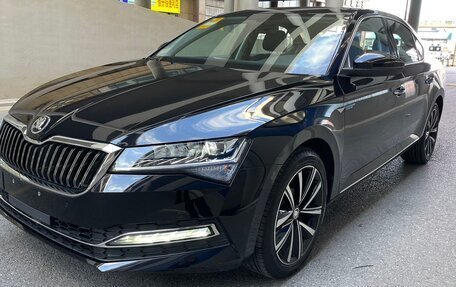 Skoda Superb III рестайлинг, 2022 год, 2 440 000 рублей, 1 фотография