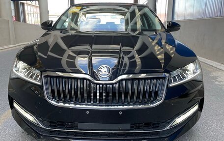 Skoda Superb III рестайлинг, 2022 год, 2 440 000 рублей, 2 фотография