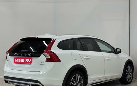 Volvo V60 Cross Country II, 2018 год, 2 399 000 рублей, 7 фотография