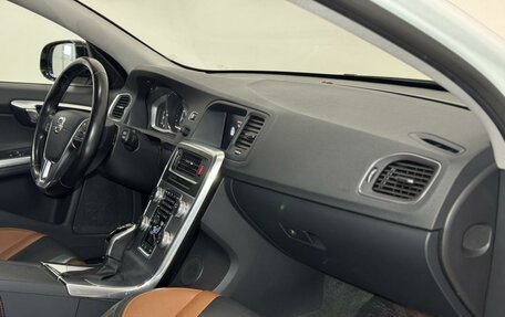 Volvo V60 Cross Country II, 2018 год, 2 399 000 рублей, 22 фотография