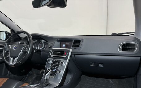 Volvo V60 Cross Country II, 2018 год, 2 399 000 рублей, 23 фотография