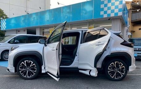 Toyota Yaris Cross, 2023 год, 1 548 000 рублей, 13 фотография