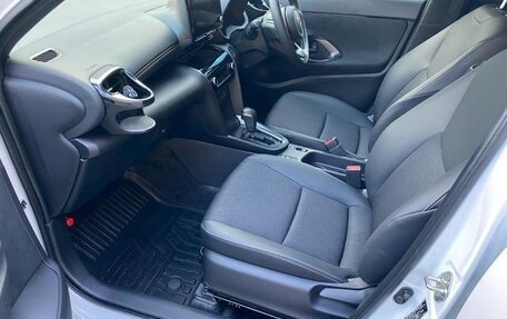 Toyota Yaris Cross, 2023 год, 1 548 000 рублей, 32 фотография