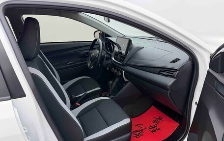 Toyota Yaris XP150 рестайлинг, 2022 год, 1 055 000 рублей, 16 фотография