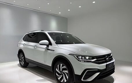 Volkswagen Tiguan II, 2023 год, 2 750 000 рублей, 1 фотография