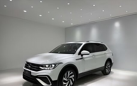 Volkswagen Tiguan II, 2023 год, 2 750 000 рублей, 2 фотография