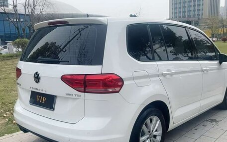 Volkswagen Touran III, 2023 год, 1 580 000 рублей, 2 фотография