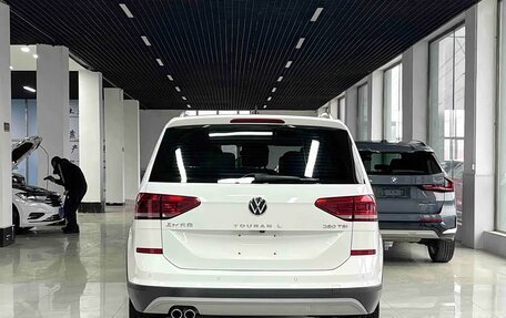 Volkswagen Touran III, 2022 год, 1 550 000 рублей, 3 фотография